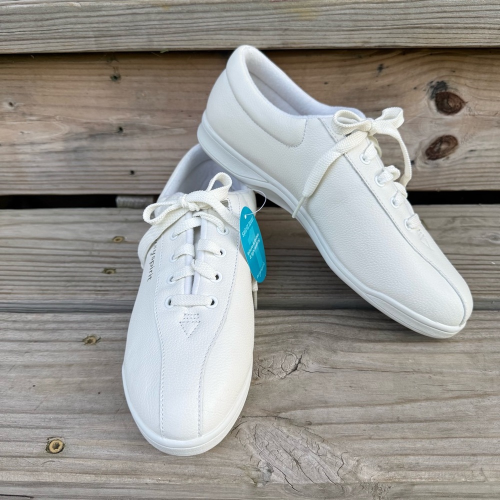 Easy Spirit White Leather AP1 Sneakers Lace Up Arch Support Flats Size 9 B